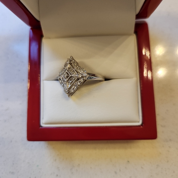 Vintage-like Diamond Ring - Picture 2 of 5